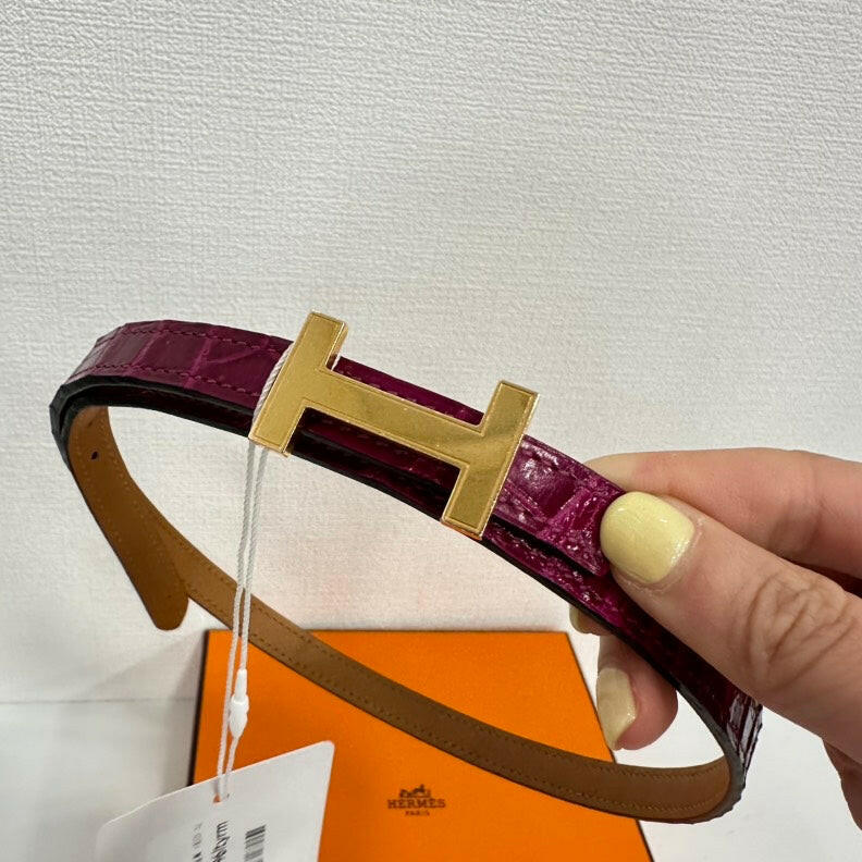 Hermes Crocodile Leather Belt in Purple with Gold Buckle, 62-66cm/24.5-26”.