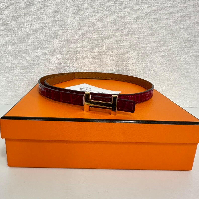 Hermes Crocodile Leather Belt in Purple with Gold Buckle, 62-66cm/24.5-26”.