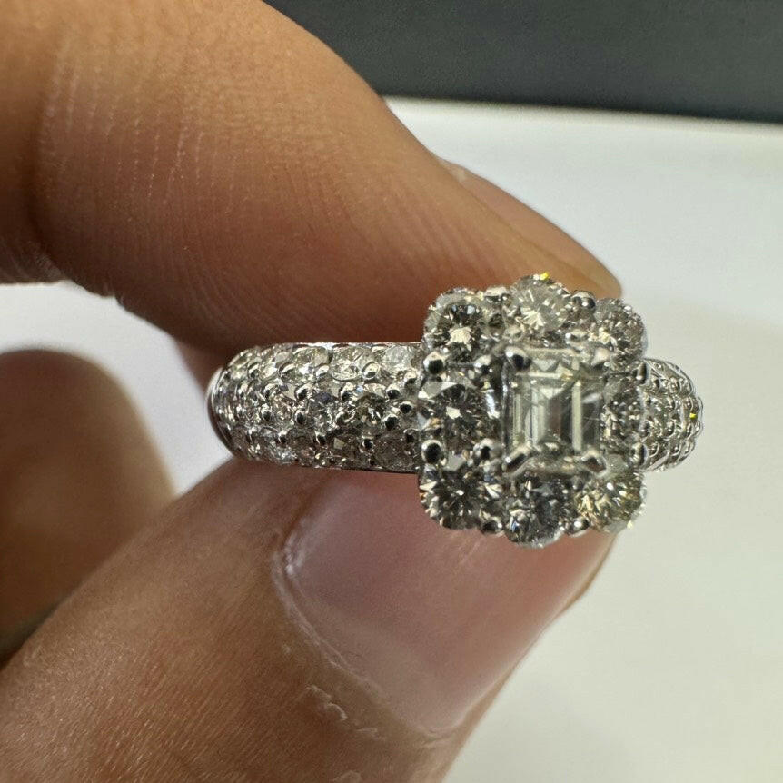 Pt900 1.00ct White Gold Diamond Cluster Ring - 4.2g.