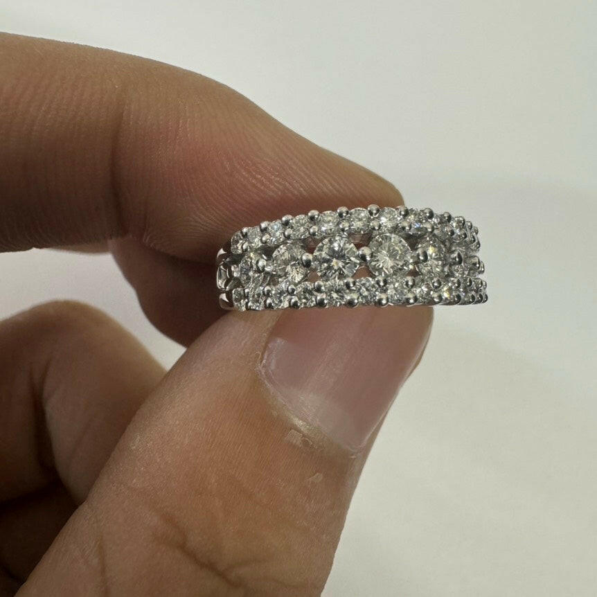 Pt900 Diamond Ring – 1.05 Carat, 8.18g White Gold, Multiple Diamond Band.